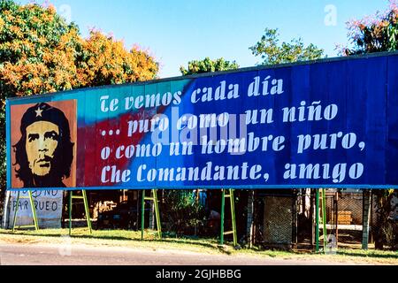 Kommunistische und sozialistische Propagandaplakate auf der Straße, Havanna, Kuba Stockfoto