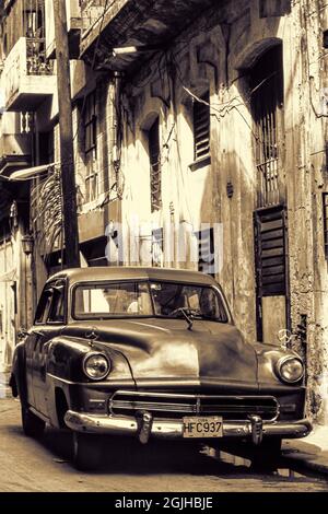 Ein altes amerikanisches Auto aus den 50er Jahren, das auf der Straße in Havanna, Kuba, geparkt wurde Stockfoto