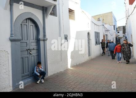 Spaziergang durch die Straßen der Medina in Salé, Marokko. Stockfoto