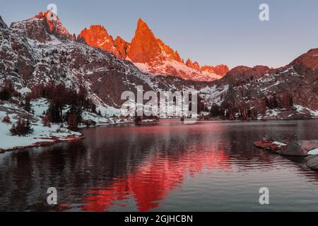 Wanderung zum schönen Minarett See, Ansel Adams Wilderness, Sierra Nevada, Kalifornien, USA. Herbst Saison. Stockfoto