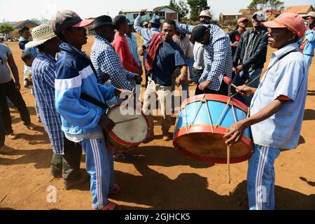 Tanzen mit den Toten. Famadihana (Drehen der Knochen) Zeremonie im zentralen Madagaskar. Stockfoto