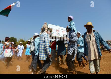 Tanzen mit den Toten. Famadihana (Drehen der Knochen) Zeremonie im zentralen Madagaskar. Stockfoto