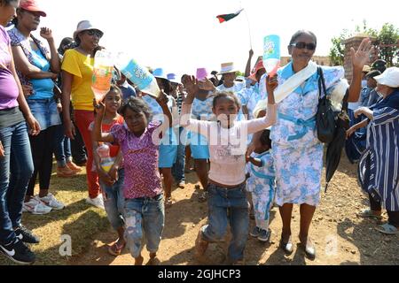 Tanzen mit den Toten. Famadihana (Drehen der Knochen) Zeremonie im zentralen Madagaskar. Stockfoto