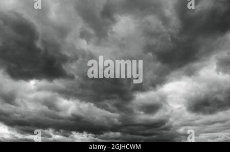 Majestätische Wolken, schöner stürmischer Himmel. Dunkler Himmel und Wolken. Stockfoto