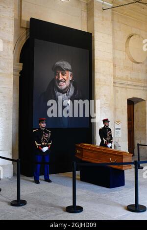 Paris, Frankreich am 9. September 2021: Paris, Frankreich. September 2021. Vor dem Sarg kommunizierten Menschen mit sich selbst, wo eine Hommage an den französischen Schauspieler Jean Paul Belmondo, der am 6. September 2021 im Alter von 88 Jahren starb, gezollt wurde. Am 9. September 2021 beim Invalidendom, Paris, Frankreich. Foto von Victor Joly/ABACAPRESS.COM Quelle: Abaca Press/Alamy Live News Stockfoto