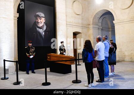 Paris, Frankreich am 9. September 2021: Paris, Frankreich. September 2021. Vor dem Sarg kommunizierten Menschen mit sich selbst, wo eine Hommage an den französischen Schauspieler Jean Paul Belmondo, der am 6. September 2021 im Alter von 88 Jahren starb, gezollt wurde. Am 9. September 2021 beim Invalidendom, Paris, Frankreich. Foto von Victor Joly/ABACAPRESS.COM Quelle: Abaca Press/Alamy Live News Stockfoto