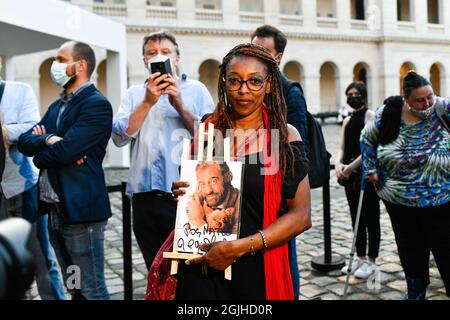 Paris, Frankreich am 9. September 2021: Paris, Frankreich. September 2021. Vor dem Sarg kommunizierten Menschen mit sich selbst, wo eine Hommage an den französischen Schauspieler Jean Paul Belmondo, der am 6. September 2021 im Alter von 88 Jahren starb, gezollt wurde. Am 9. September 2021 beim Invalidendom, Paris, Frankreich. Foto von Victor Joly/ABACAPRESS.COM Quelle: Abaca Press/Alamy Live News Stockfoto