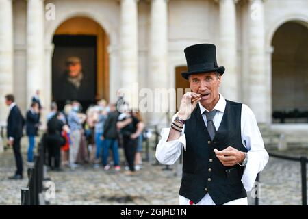 Paris, Frankreich am 9. September 2021: Paris, Frankreich. September 2021. Vor dem Sarg kommunizierten Menschen mit sich selbst, wo eine Hommage an den französischen Schauspieler Jean Paul Belmondo, der am 6. September 2021 im Alter von 88 Jahren starb, gezollt wurde. Am 9. September 2021 beim Invalidendom, Paris, Frankreich. Foto von Victor Joly/ABACAPRESS.COM Quelle: Abaca Press/Alamy Live News Stockfoto