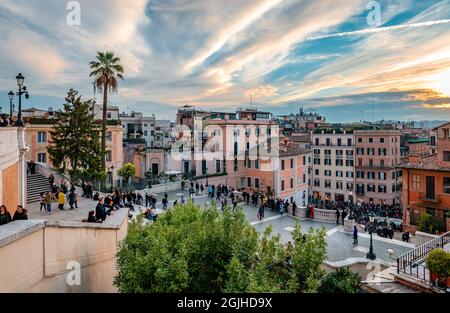 Blick auf die Spanische Treppe, die zur überfüllten Piazza di Spagna führt. Foto aufgenommen von der Piazza Trinita dei Monti bei Sonnenuntergang. Stockfoto
