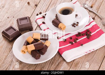 Schokoladen-Waffelbrötchen. Stockfoto