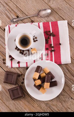 Schokoladen-Waffelbrötchen. Stockfoto