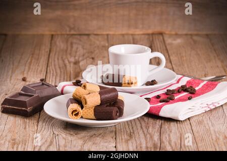 Schokoladen-Waffelbrötchen. Stockfoto