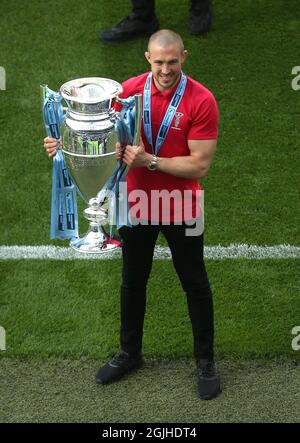 Fileboto vom 26-06-2021 von Mike Brown von Harlequins hebt die Trophäe nach dem Finale der Gallagher Premiership im Twickenham Stadium, London. Bilddatum: Samstag, 26. Juni 2021. Ausgabedatum: Freitag, 10. September 2021. Stockfoto