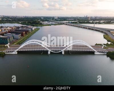 Luftdrohnenvideo des Enneus Heermabrug in Amsterdam, Niederlande zu IJburg und Steigereiland Amsterdam Oost Ost. Stockfoto