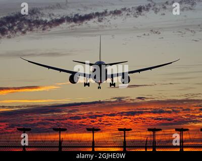 Richmond, British Columbia, Kanada. September 2021. Ein Boeing 787-9 Dreamliner Jet (C-GMKS) von WestJet Airlines landet bei Sonnenuntergang am Vancouver International Airport. (Bild: © Bayne Stanley/ZUMA Press Wire) Stockfoto