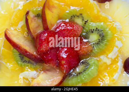 Früchte in Gelatine, Detail auf einem Kuchen Stockfoto