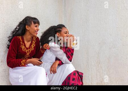 Mekelle, Äthiopien - 28. April 2019: Äthiopische schöne Frau mit traditioneller Frisur auf der Straße in Mekelle, der zweitgrößten Stadt und Hauptstadt von Äthiopien Stockfoto