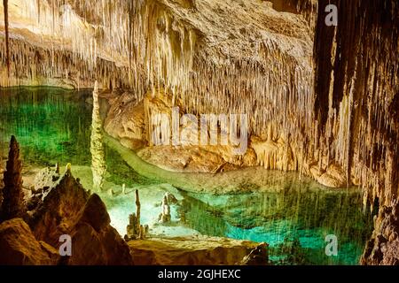 Grünes Wasser in einer Höhle. Cuevas del Drach. Mallorca, Spanien Stockfoto