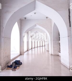 Dhaka, Dhaka, Bangladesch. September 2021. Ein Mann scheint in der Baitul Moqarram National Mosque, Dhaka, Bangladesch, zu schlafen (Bildquelle: © Mustasinur Rahman Alvi/ZUMA Press Wire) Quelle: ZUMA Press, Inc./Alamy Live News Stockfoto