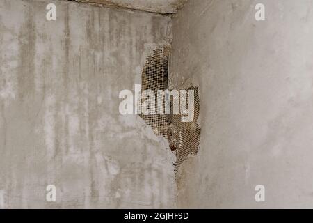 Belüftungslöcher mit Mesh in der Wand bedeckt. Schnittmenge von Stockfoto