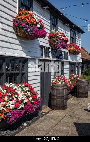 Bat LESBRIDGE, ESSEX, Großbritannien - 05. SEPTEMBER 2021: Außenansicht des Barge Inn Pub mit hübscher Blumendekoration im Sommer Stockfoto