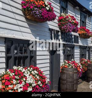 Bat LESBRIDGE, ESSEX, Großbritannien - 05. SEPTEMBER 2021: Außenansicht des Barge Inn Pub mit hübscher Blumendekoration im Sommer Stockfoto