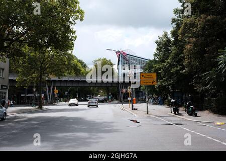 Berlin, 29. August 2021, Blick auf den Hochzug an der Gitschiner Straße und die U-Bahn-Station Prinzergasse. Stockfoto