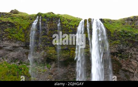 Seljalandsfoss ist einer der bekanntesten Wasserfälle Islands. Der Wasserfall fällt 60 Meter und ist Teil des Flusses Seljalands, der seinen Ursprung in i hat Stockfoto