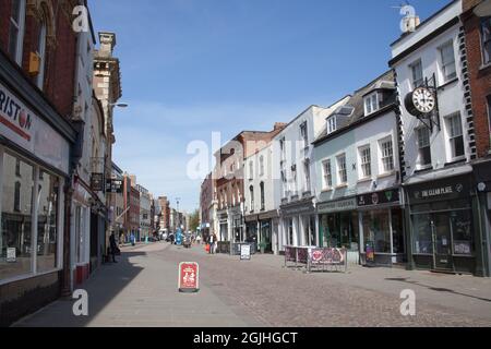 Geschäfte und Cafés an der Southgate Street in Gloucester im Vereinigten Königreich Stockfoto