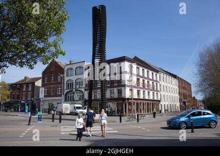 Blick auf die Southgate Street in Gloucester in Großbritannien, inklusive einer Statue moderner Kunst Stockfoto