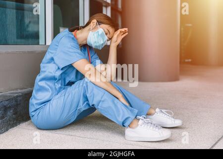 Krankenschwester harte Arbeit müde und Müdigkeit. Arzt und medizinisches Personal sind im Krankenhaus von einer Coronavirus(COVID-19)-Pandemie erschöpft. Stockfoto