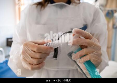 Eine Krankenschwester, die sich auf der Intensivstation des Krankenhauses Lüttich vorbereitet, das von Covid 19 stark betroffen ist. Lüttich, Belgien. Stockfoto