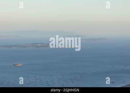 Luftaufnahme der Ria de Arosa in Galicien mit dem blauen Wasser und seinen Meeresfrüchteflößen. Stockfoto