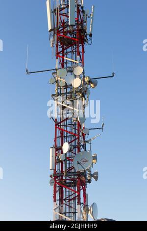 Mehrfarbige Telekommunikationsantenne auf einem Berg. Moderne digitale Kommunikation Stockfoto