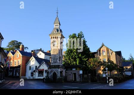 Uhrturm kurz nach Sonnenaufgang in der Buchstadt Hay-on-Wye an der Grenze zwischen England und Wales Stockfoto