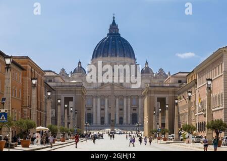 Blick auf den Petersdom von der Via della Conciliazione, Rom, Italien Stockfoto