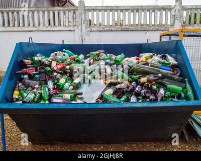 Moskau. Russland. 23. Juli 2021. Ein großer Abfalleimer, gefüllt mit gebrauchten Glasflaschen. Das Konzept der separaten Garbage Collection. Nutzung und Recycling von Glasbehältern. Stockfoto