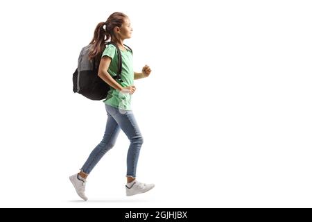 Ganzkörperaufnahme eines Mädchens mit einem Rucksack, der isoliert auf weißem Hintergrund läuft Stockfoto