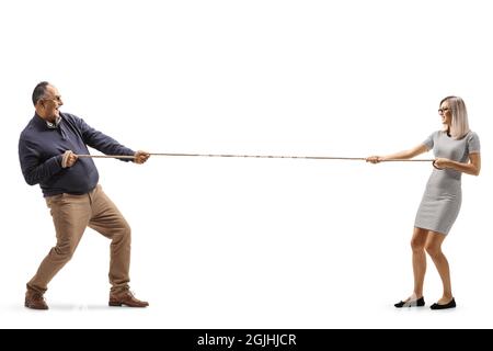 Ganzkörperaufnahme eines reifen Mannes und einer jungen Frau, die ein isoliertes Seil auf weißem Hintergrund zieht Stockfoto
