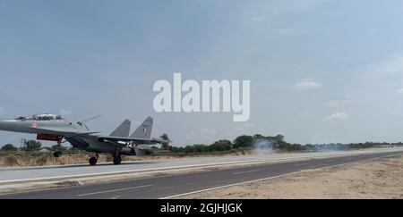 Barmer, Rajasthan, Indien, 9. September 2021: Sukhoi, ein Kämpfer der indischen Luftwaffe, landet während der Einweihung der Notlandeeinrichtung auf dem Abschnitt Gandhav Bhakasar auf dem National Highway NH-925 im Barmer Bezirk in der Nähe der Grenze zwischen Indien und Pakistan. Verteidigungsminister Rajnath Singh, Straßenverkehrsminister Nitin Gadkari und Luftwaffenchef RKS Bhadauria weihten den Streifen ein, der von der National Highways Authority of India (NHai) in enger Abstimmung mit der indischen Luftwaffe (IAF) errichtet wurde. Kredit: Sumit-Samarwat/Alamy Live Nachrichten Stockfoto