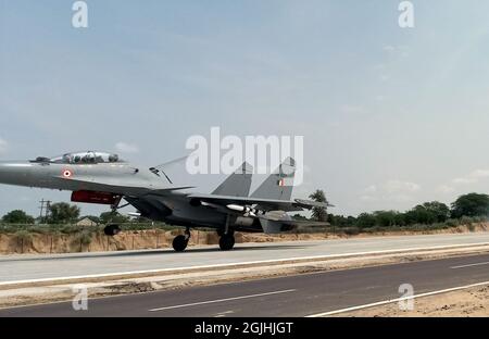 Barmer, Rajasthan, Indien, 9. September 2021: Sukhoi, ein Kämpfer der indischen Luftwaffe, landet während der Einweihung der Notlandeeinrichtung auf dem Abschnitt Gandhav Bhakasar auf dem National Highway NH-925 im Barmer Bezirk in der Nähe der Grenze zwischen Indien und Pakistan. Verteidigungsminister Rajnath Singh, Straßenverkehrsminister Nitin Gadkari und Luftwaffenchef RKS Bhadauria weihten den Streifen ein, der von der National Highways Authority of India (NHai) in enger Abstimmung mit der indischen Luftwaffe (IAF) errichtet wurde. Kredit: Sumit-Samarwat/Alamy Live Nachrichten Stockfoto