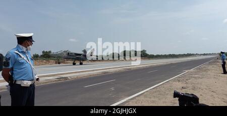 Barmer, Rajasthan, Indien, 9. September 2021: Sicherheitspersonal wacht, wenn das Flugzeug der indischen Luftwaffe Jaguar während der Einweihung der Notlandeeinrichtung im Abschnitt Gandhav Bhakasar auf dem National Highway NH-925 im Barmer Bezirk nahe der Grenze zwischen Indien und Pakistan landet. Verteidigungsminister Rajnath Singh, Straßenverkehrsminister Nitin Gadkari und Luftwaffenchef RKS Bhadauria weihten den Streifen ein, der von der National Highways Authority of India (NHai) in enger Abstimmung mit der indischen Luftwaffe (IAF) errichtet wurde. Kredit: Sumit-Samarwat/Alamy Live Nachrichten Stockfoto