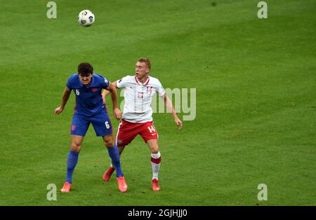 WARSCHAU, POLEN - 08. September 2021: WM 2022 Qatar Qualification Gropu Stage Polen - England, Adam Buksa (Polen) Harry Maguire (England) Stockfoto