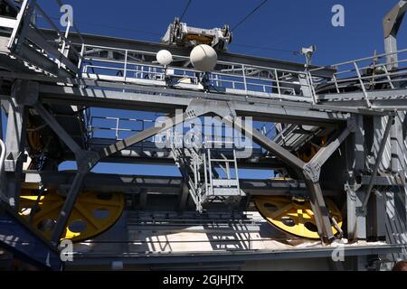 Stahlkonstruktion der Seilbahnstation Punta Rocca, Marmolada, Dolomiten, Italien. Die Ankunft des letzten Abschnitts der Seilbahn in Punta Rocca. Stockfoto