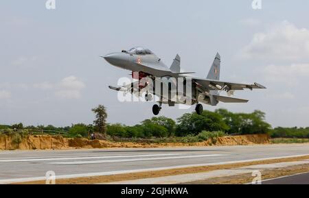 Barmer, Rajasthan, Indien, 9. September 2021: Sukhoi, ein Kämpfer der indischen Luftwaffe, landet während der Einweihung der Notlandeeinrichtung auf dem Abschnitt Gandhav Bhakasar auf dem National Highway NH-925 im Barmer Bezirk in der Nähe der Grenze zwischen Indien und Pakistan. Verteidigungsminister Rajnath Singh, Straßenverkehrsminister Nitin Gadkari und Luftwaffenchef RKS Bhadauria weihten den Streifen ein, der von der National Highways Authority of India (NHai) in enger Abstimmung mit der indischen Luftwaffe (IAF) errichtet wurde. Kredit: Sumit-Samarwat/Alamy Live Nachrichten Stockfoto