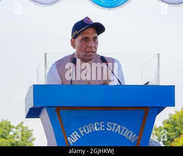 Barmer, Rajasthan, Indien, 9. September 2021: Der Verteidigungsminister der Union, Rajnath Singh, spricht während der Einweihung der Notlandeeinrichtung auf dem Abschnitt Gandhav Bhakasar auf dem National Highway NH-925 im Barmer Bezirk in der Nähe der Grenze zwischen Indien und Pakistan. Verteidigungsminister Rajnath Singh, Straßenverkehrsminister Nitin Gadkari und Luftwaffenchef RKS Bhadauria weihten den Streifen ein, der von der National Highways Authority of India (NHai) in enger Abstimmung mit der indischen Luftwaffe (IAF) errichtet wurde. Kredit: Sumit-Samarwat/Alamy Live Nachrichten Stockfoto