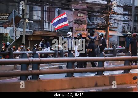 Bangkok, THAILAND - 22. August 2021: Regierungsfeindliche Demonstranten haben in der DIN Daeng Road in der Nähe der DIN Daeng Junction gegen die Polizei von Riot geprallt. Stockfoto