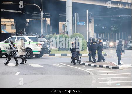 Bangkok, THAILAND - 22. August 2021: Regierungsfeindliche Demonstranten haben in der Vibhavadi Rangsit Road in der Nähe von DIN Daeng Junction gegen die Polizei von Riot geprallt. Stockfoto