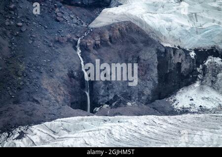 Glaziologie. Vergrabener Gletscher (Gletscher, reserviert durch eine mächtige Moränenabdeckung (Trümmermantel)), fossiles Eis. Gletscherabfluss (Stream) Stockfoto