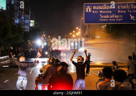 Bangkok, THAILAND - 22. August 2021: Regierungsfeindliche Demonstranten schießen das Feuerwerk auf die Riot-Polizeilinie während eines Zusammenstößen auf der Vibhavadi Rangsit Road. Stockfoto